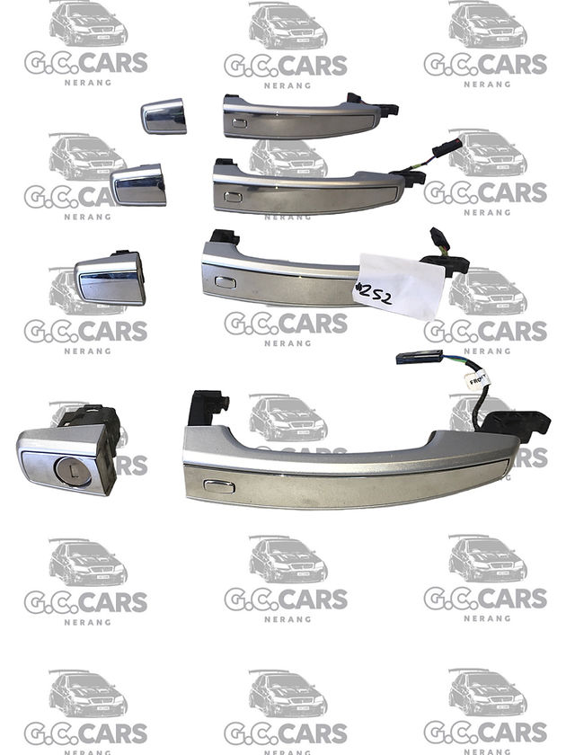 HOLDEN COMMODORE GENUINE GM VF DOOR HANDLE SET SILVER CHROME KEYLESS ENTRY SEDAN